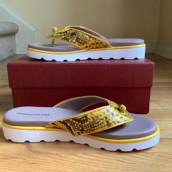 Donald Pliner Leaane Leather Patent Snake Embossed Thong Sandal Yellow SZ 9.5 - Picture 2 of 15